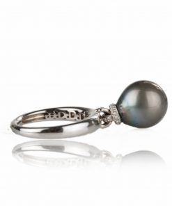 anello in oro bianco con perla tahitiana a goccia impreziosito da diamanti brillanti
