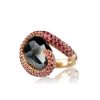 anello in oro rosa 18 carati con spinello nero taglio briolette e rodolite taglio brillante.